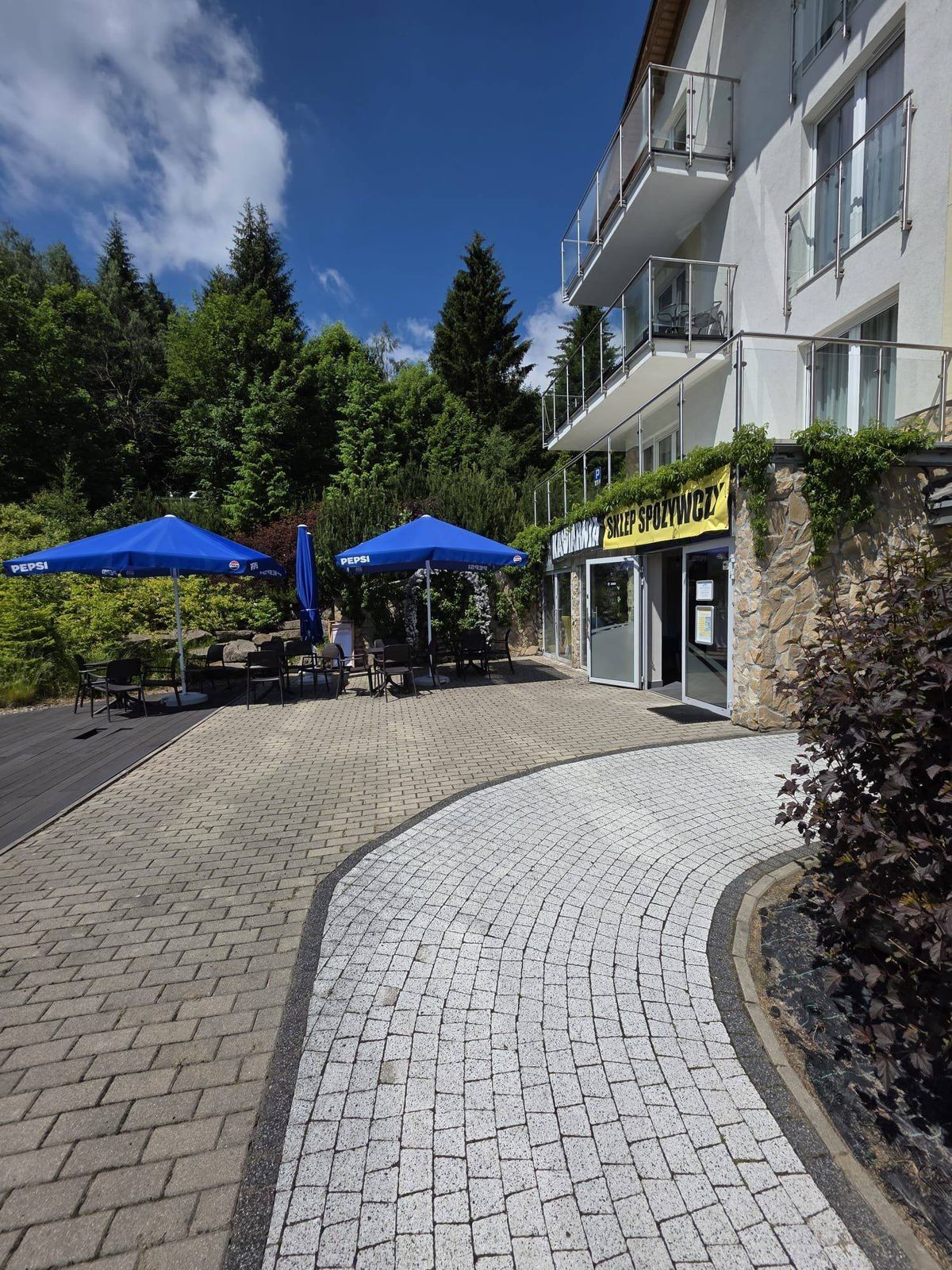 Kawiarnia i sklepik na parterze budynku w Czarna Góra Resort