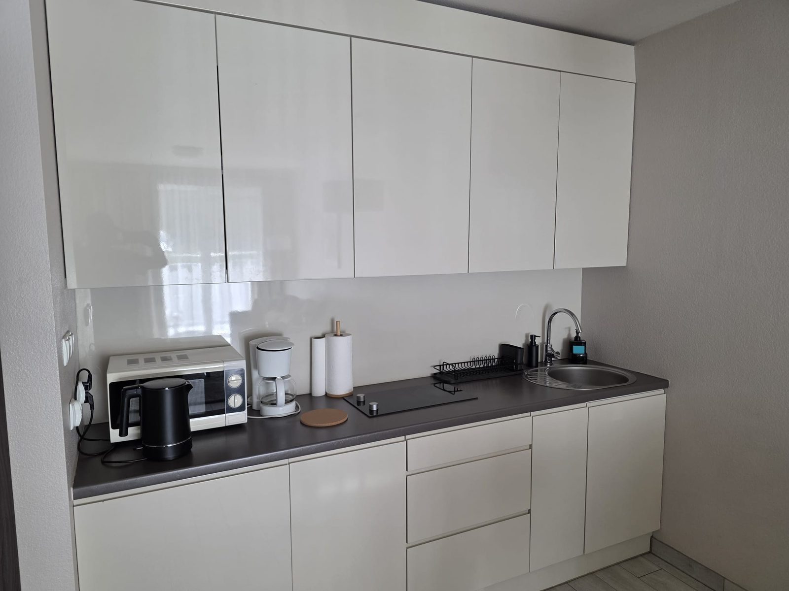 Wyposażenie kuchni apartamentu Bormio 25, ekspres przelewowy i naczynia