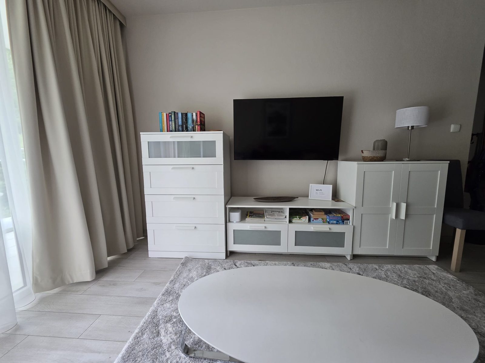 Część wypoczynkowa salonu ze Smart TV, apartament Czarna Góra Resort